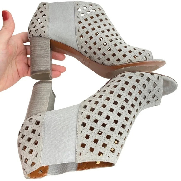 Aquatalia Shari Laser Cut Booties Women Size 9 Light Grey Leather Suede Heel EUC - Picture 5 of 13